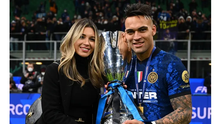 Lautaro y su esposa con la Copa. (Getty Images)