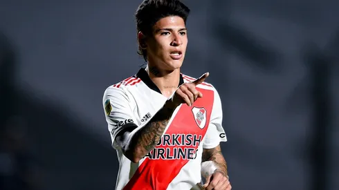 Carrasca, en la órbita de un gigante.