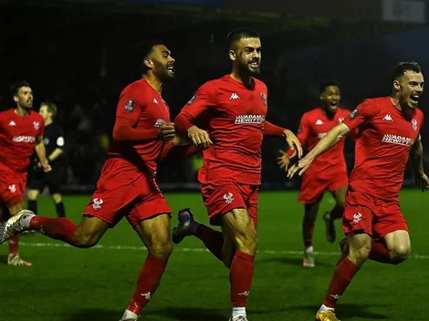 La cuenta oficial de la FA Cup tuiteó en argentino: "Sacá del medio"