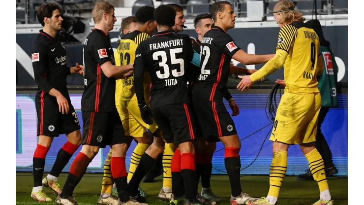 Tremendo cruce entre Haaland y Santos Borré en Alemania.