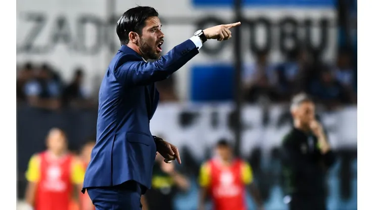 Fernando Gago insiste por Ricardo Centurión para Racing.