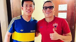 Quintero posó con un fanático del Xeneize y recibió un gran homenaje que recuerda la final de Madrid