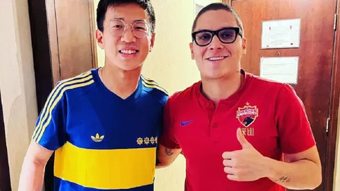 Quintero posó con un fanático del Xeneize y recibió un gran homenaje que recuerda la final de Madrid