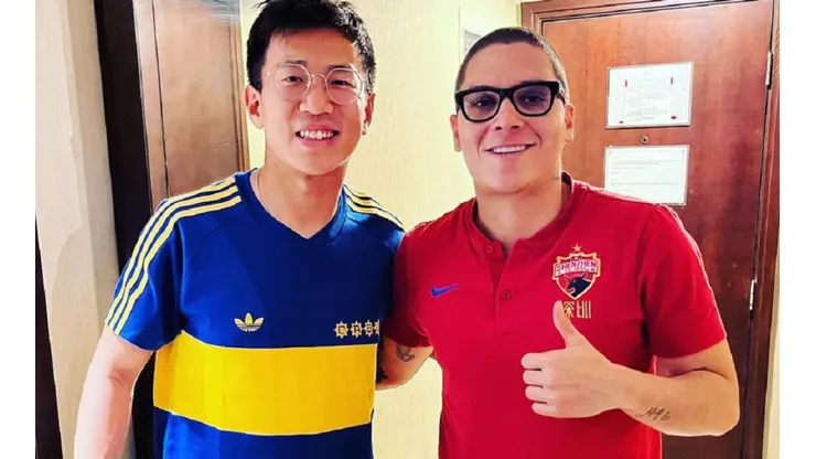 Quintero posó con un fanático del Xeneize y recibió un gran homenaje que recuerda la final de Madrid