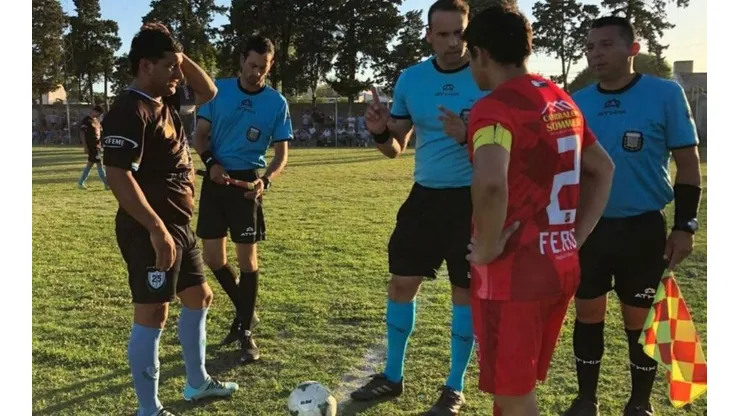 Margulis, junto a sus asistentes y los capitanes de Ferro y 25 de Mayo