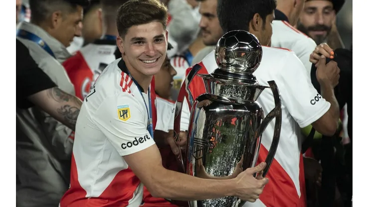 Julián Álvarez pelea con 3 cracks por ser el mejor de América