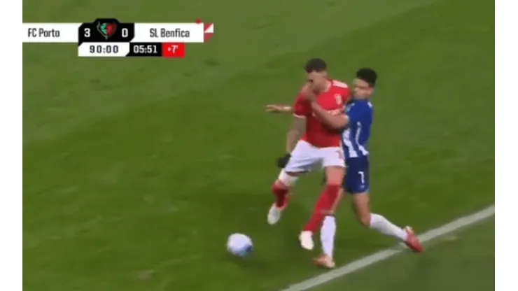 VIDEO | Otamendi le pegó un codazo a Luis Díaz y vio la roja en el clásico