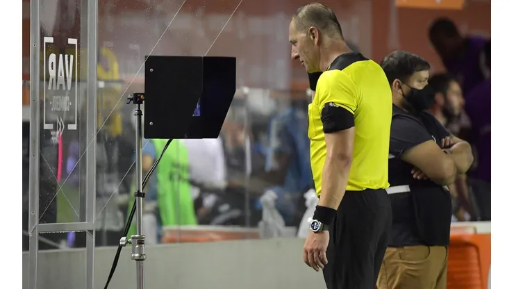 El VAR se prepara para desembarcar en el fútbol argentino.