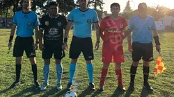 Fabián Margulis junto a los capitanes y sus asistentes. Ferro, de rojo. 25 de mayo, de negro.
