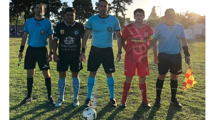 Fabián Margulis junto a los capitanes y sus asistentes. Ferro, de rojo. 25 de mayo, de negro.