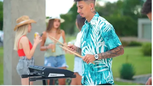 Un crack con la redonda y también con los palillos: el ex Selección sorprendió a todos con un tema de cumbia