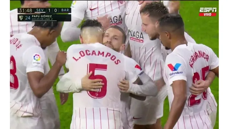 El Papu Gómez marcó el primer gol para Sevilla frente a Barcelona.