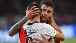 Abrazo de gol: Julián Álvarez -autor de un doblete- y Santiago Simón