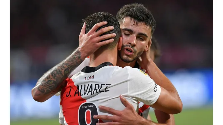Abrazo de gol: Julián Álvarez -autor de un doblete- y Santiago Simón