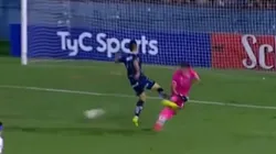 Nicolás Lamolina cobró penal para Quilmes tras la infracción del delantero del Cervecero.