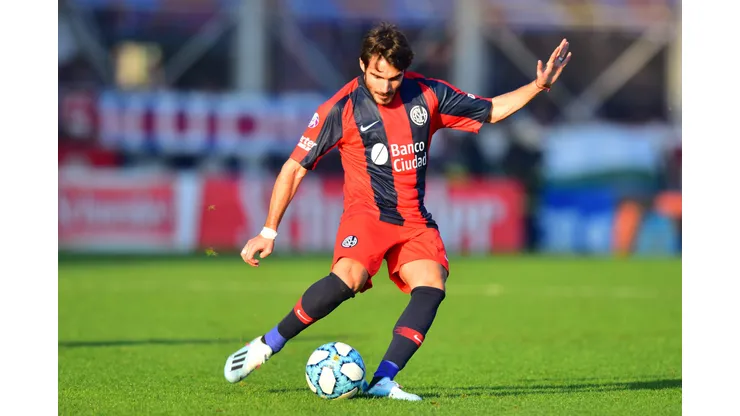 BUENOS AIRES, ARGENTINA - JULY 27: Ezequiel Cerutti of San Lorenzo kicks the ball during a match between San Lorenzo and Godoy Cruz as part of Super Liga 2019/20 at Pedro Bidegain Stadium on July 27, 2019 in Buenos Aires, Argentina. (Photo by Amilcar Orfali/Getty Images)