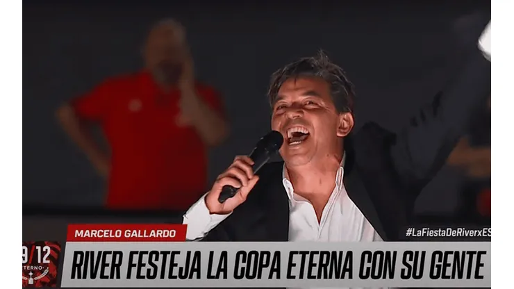 Gallardo cantó con todos los hinchas de River en el Monumental.