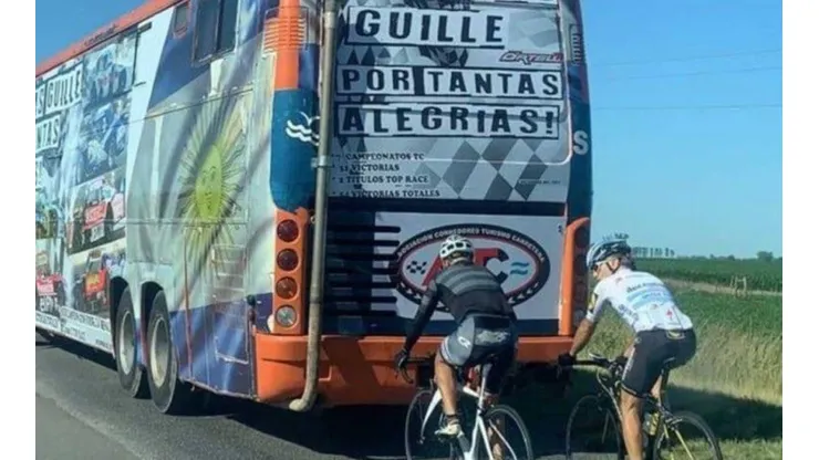Di Palma, detrás del motorhome que lo acompañó en toda la travesía