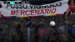 La bandera contra el Pollo Vignolo que apareció en La Bombonera: ¿Por qué la colgaron los hinchas de Boca? (Captura TV)