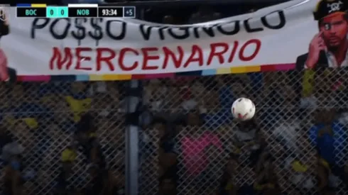 La bandera contra el Pollo Vignolo que apareció en La Bombonera: ¿Por qué la colgaron los hinchas de Boca? (Captura TV)