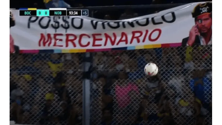 La bandera contra el Pollo Vignolo que apareció en La Bombonera: ¿Por qué la colgaron los hinchas de Boca? (Captura TV)