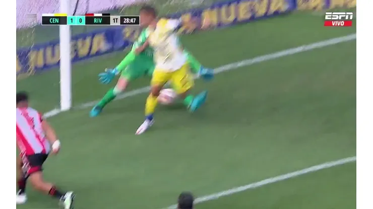 Marco Ruben adelantó a Rosario Central con un golazo.