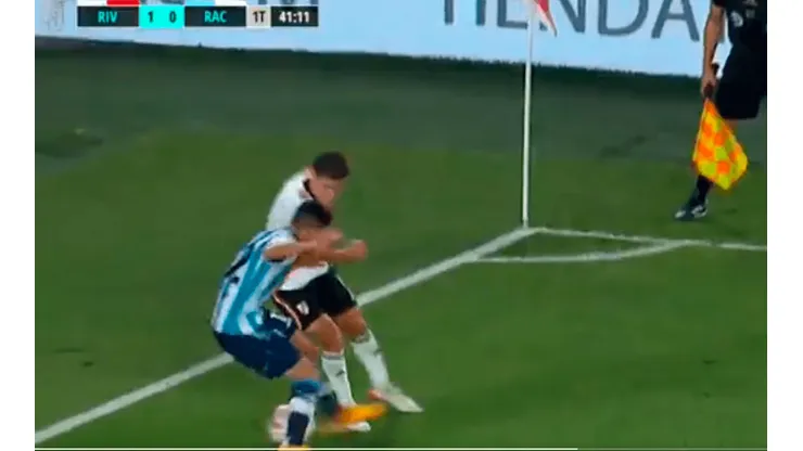 VIDEO | Además de goles, tira lujazos: Álvarez metió un doble caño hermoso sobre la línea