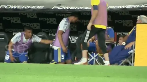 VIDEO | ¡Insólito! Pavón y Zambrano casi se agarran a piñas en pleno banco de suplentes de Boca