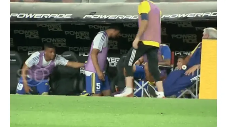 VIDEO | ¡Insólito! Pavón y Zambrano casi se agarran a piñas en pleno banco de suplentes de Boca