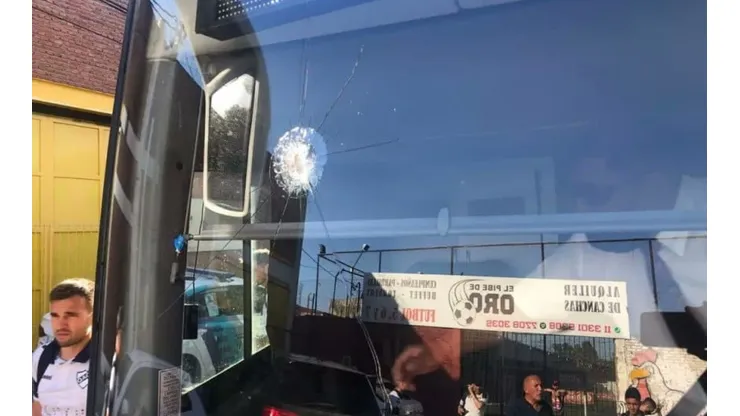La barra brava de Deportivo Morón apedreó el micro de los futbolistas de Quilmes.