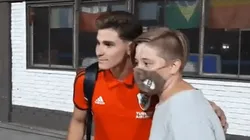 De Calchín para toda Argentina: Julián Álvarez traspasa camisetas y se sacó fotos con todos