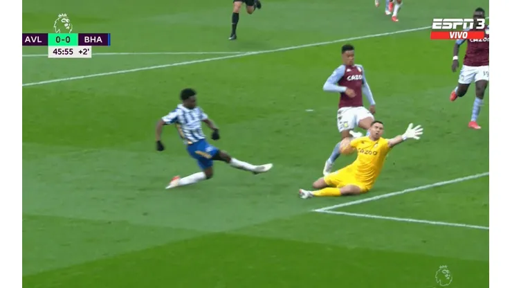 Dibu sigue de racha y salvó al Aston Villa.