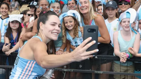 Noel Barrionuevo y una selfie con hinchas argentinas