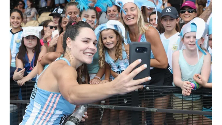Noel Barrionuevo y una selfie con hinchas argentinas