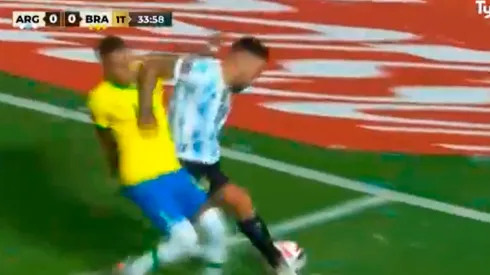 VIDEO | El VAR jugó para nosotros: el brutal codazo de Otamendi a Raphinha que el árbitro no vio