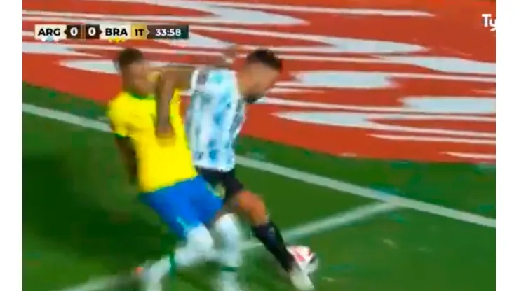 VIDEO | El VAR jugó para nosotros: el brutal codazo de Otamendi a Raphinha que el árbitro no vio