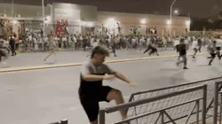 Los hinchas ocasionaron desmanes por el arribo de la Selección Argentina.