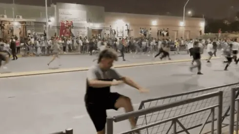 Los hinchas ocasionaron desmanes por el arribo de la Selección Argentina.