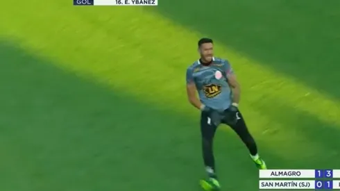 Maximiliano Gagliardo, arquero de Barracas Central, se tomó los genitales de cara a la hinchada de Villa Dálmine.