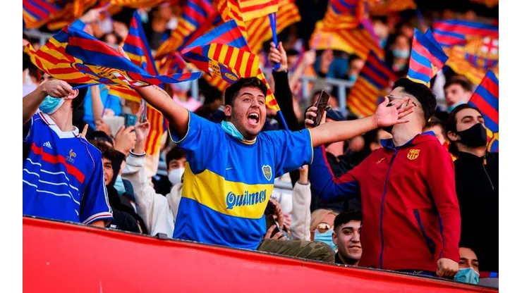 Un hincha de Boca, presente en el estreno de Xavi como DT del Barcelona (Foto: Barcelona vía Twitter)
