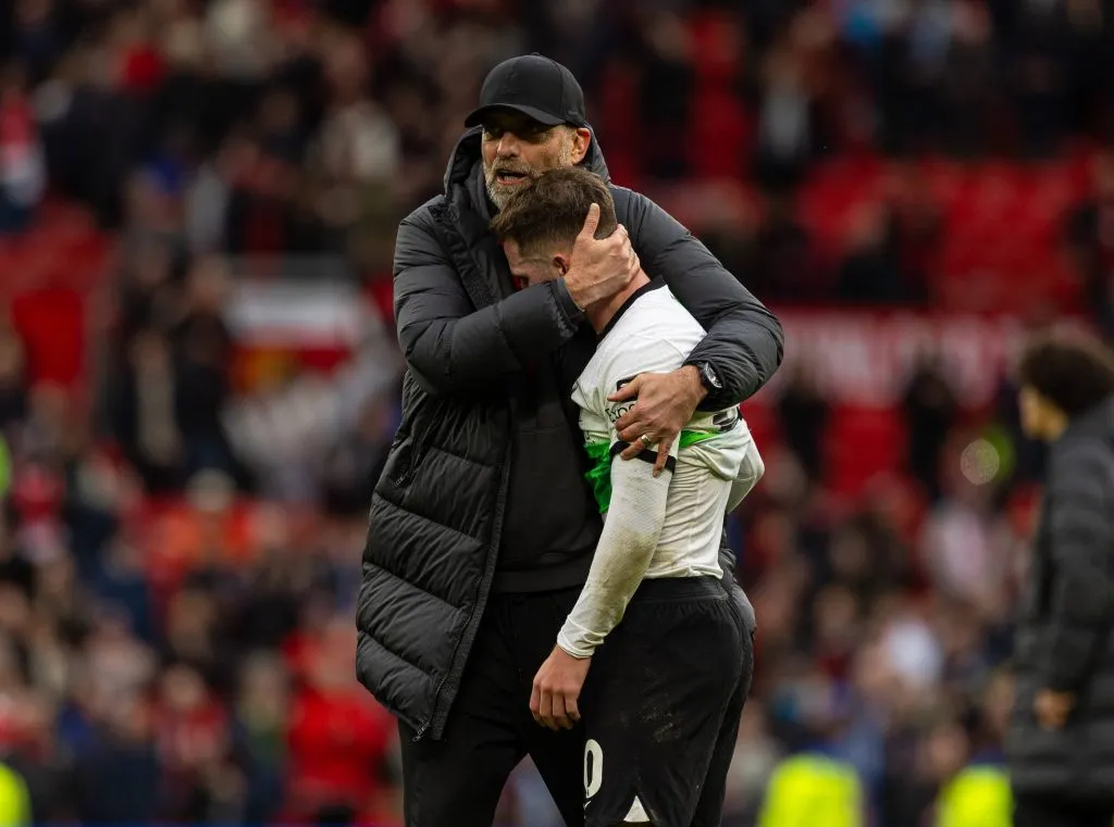 Jurgen Klopp junto a Alexis Mac Allister.