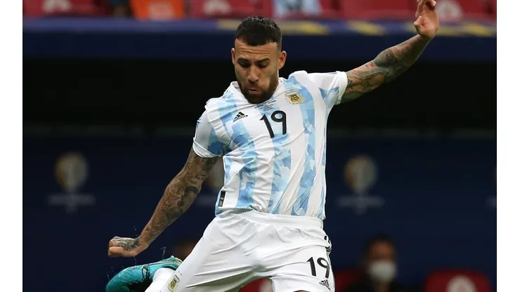 Otamendi completó un buen partido ante Uruguay.