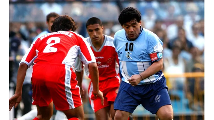A 20 años de "La pelota no se mancha": cuando el fútbol homenajeó a Diego Armando Maradona