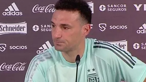 La emoción de Scaloni en conferencia de prensa (Foto: Juan Balbi vía Twitter)