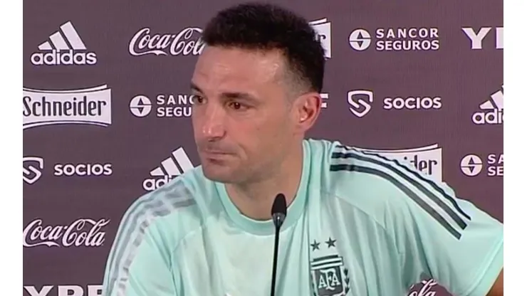 La emoción de Scaloni en conferencia de prensa (Foto: Juan Balbi vía Twitter)