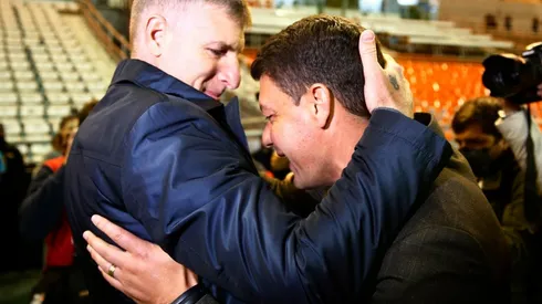 Martín Palermo y Sebastián Battaglia se fundieron en un emotivo abrazo.