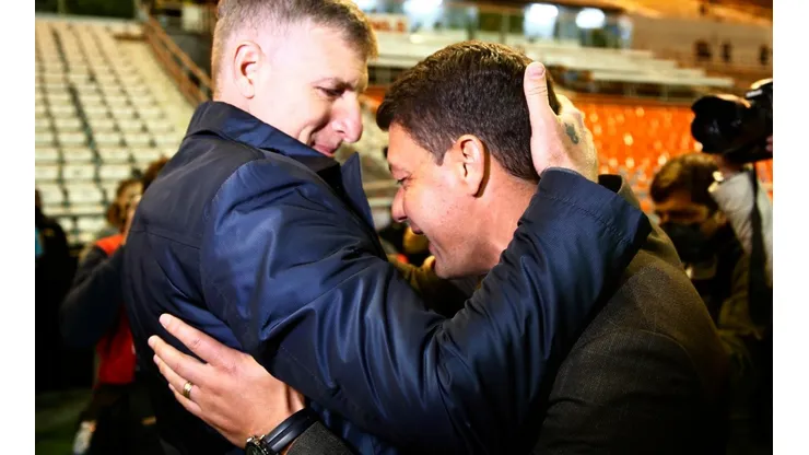 Martín Palermo y Sebastián Battaglia se fundieron en un emotivo abrazo.
