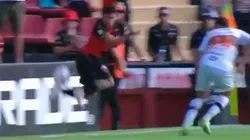 VIDEO | Mientras suena en Boca, Farías metió el mejor lujo del campeonato y ¡fue amonestado por Pitana!