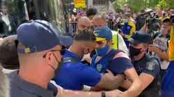 Un hincha encaró a Villa en la llegada de Boca a Mendoza.