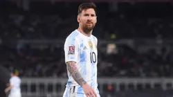 Messi no puede creer el insólito gol en contra que hizo Pezzella. (Getty)